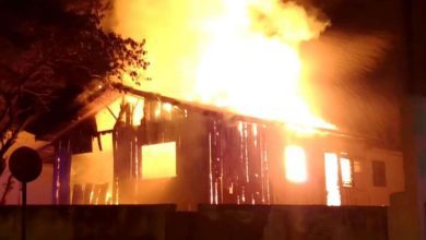 Fotos de Casa de madeira é consumida pelo fogo em Maringá