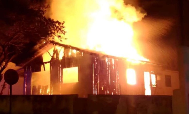 Fotos de Casa de madeira é consumida pelo fogo em Maringá