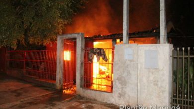 Fotos de Casa fica completamente destruída após ser atingida por incêndio em Sarandi