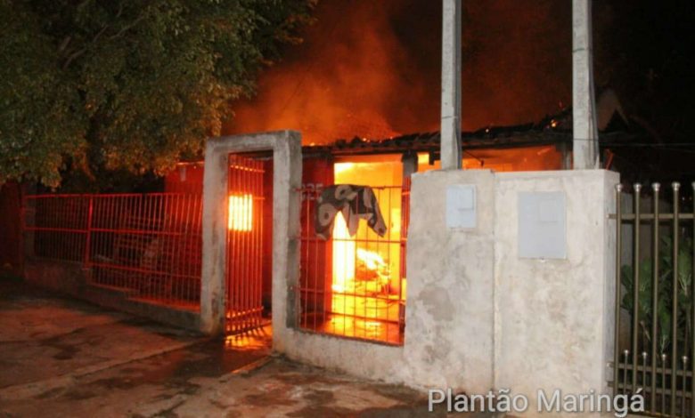 Fotos de Casa fica completamente destruída após ser atingida por incêndio em Sarandi