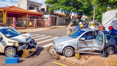 Fotos de Casal de idosos fica ferido após carro invadir preferencial e colidir contra viatura de PM em Maringá