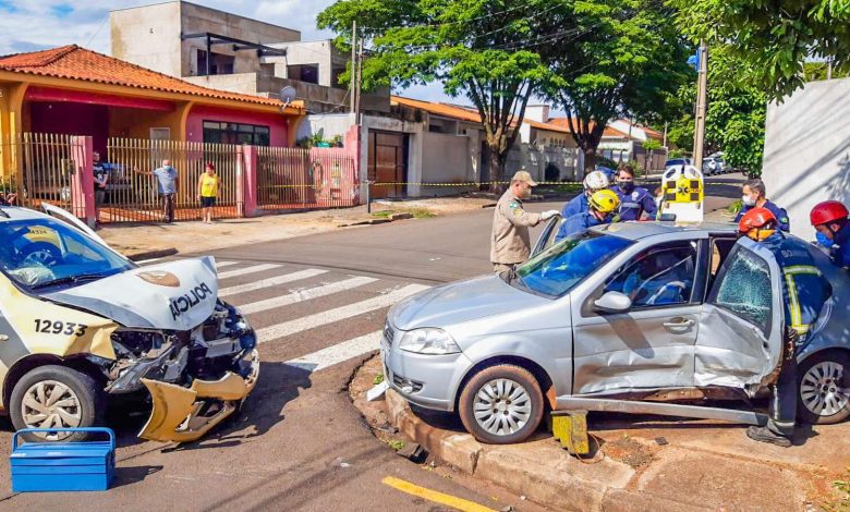 Fotos de Casal de idosos fica ferido após carro invadir preferencial e colidir contra viatura de PM em Maringá