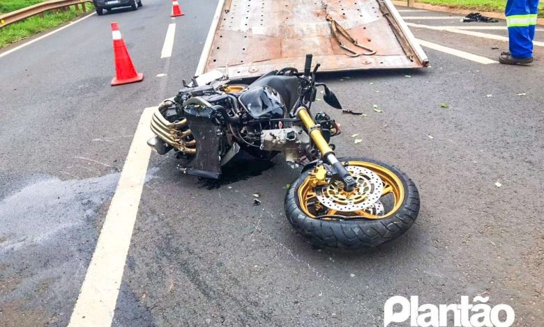 Fotos de Casal é intubado após moto bater em guard rail na rodovia BR-376 em Mandaguaçu