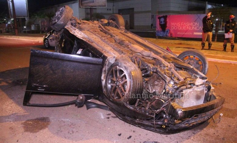 Fotos de Casal fica ferido após carro capotar na PR-317, em Maringá