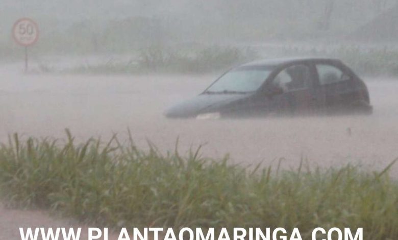 Fotos de Chuva forte deixa carros ilhados e interdita trecho de algumas Avenidas em Maringá