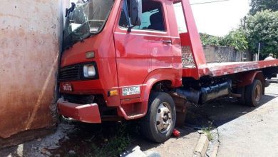 Fotos de Colisão envolvendo dois caminhões, deixa motorista ferido em Paiçandu