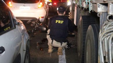 Fotos de Condutor de motocicleta sofre ferimentos graves após cair embaixo de caminhão em Maringá