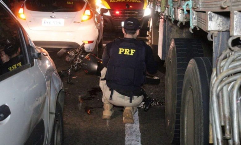 Fotos de Condutor de motocicleta sofre ferimentos graves após cair embaixo de caminhão em Maringá