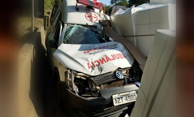 Fotos de Criança que estava na ambulância de Apucarana que se envolveu em acidente morre no hospital