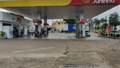 Fotos de Criminoso troca de roupa com frentista durante assalto a posto em Maringá