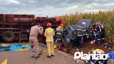 Fotos de Dois adultos e 3 crianças ficam feridas após colisão entre carro e caminhão na região de Maringá