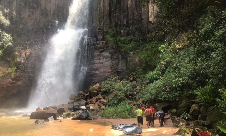 Fotos de Dois jovens morrem ao cair de uma cachoeira em faxinal