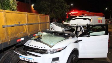 Fotos de Duas pessoas ficam feridas após bater carro em carreta parada em Maringá