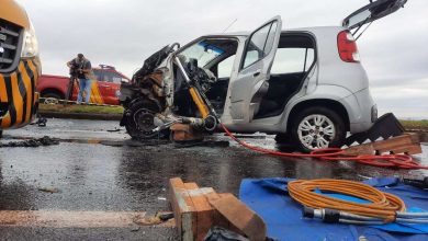 Fotos de Duas pessoas ficam feridas após carro invadir pista contrária e bater de frente com caminhonete, em Marialva