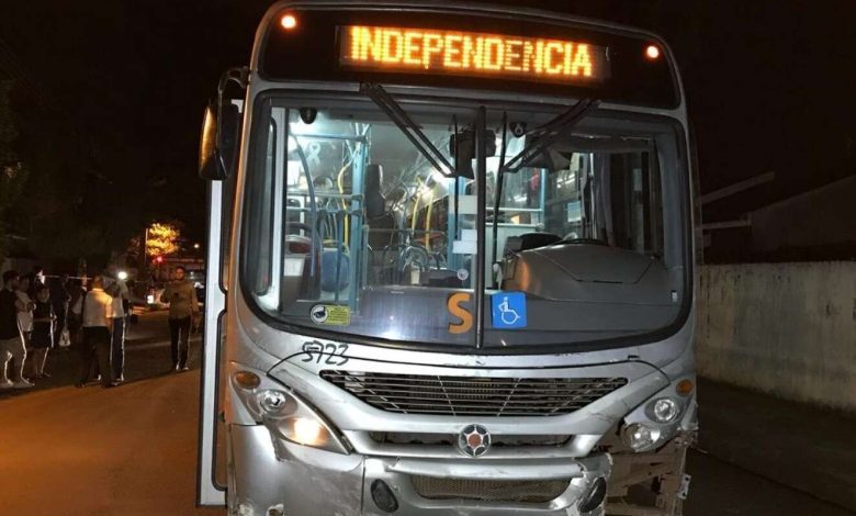 Fotos de Duas pessoas ficaram feridas após colisão com ônibus cidade verde em Maringá