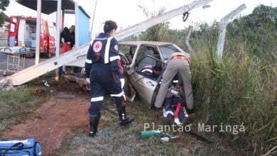 Fotos de Duas pessoas ficaram feridas após motorista perder controle do carro e bater em poste em Maringá