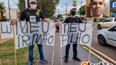 Fotos de Familiares e amigos de motociclista morto em acidente de trânsito fazem protesto pedindo por justiça