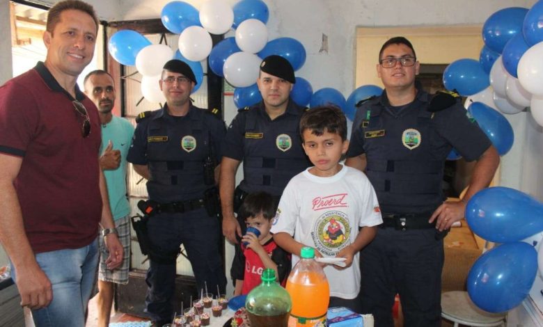 Fotos de Agentes da Guarda Municipal de Sarandi se unem e presenteiam criança com bicicleta e festa de aniversário