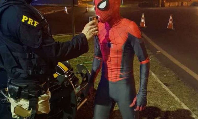 Fotos de Homem-aranha passa no teste do bafômetro no Paraná