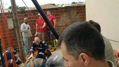 Fotos de Homem é resgatado pelos bombeiros após cair em fossa em Sarandi