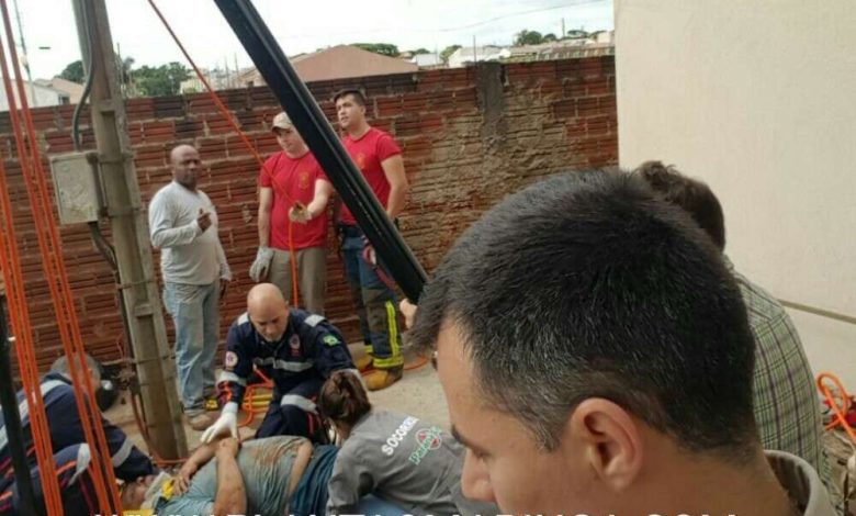 Fotos de Homem é resgatado pelos bombeiros após cair em fossa em Sarandi