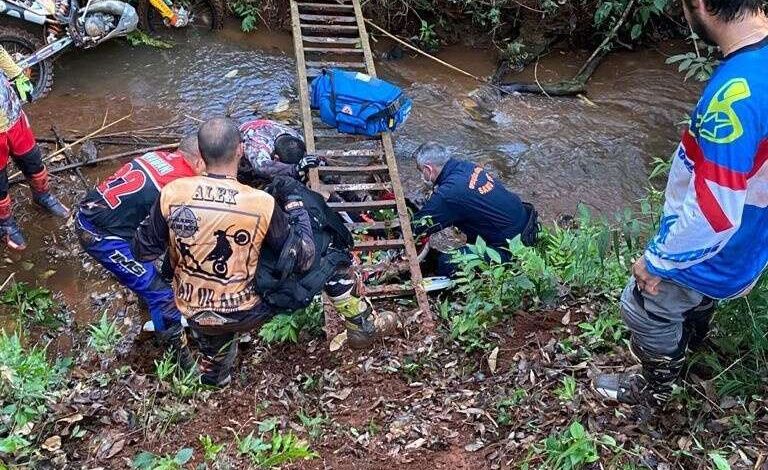 Fotos de Homem é socorrido de helicóptero após acidente com moto de trilha