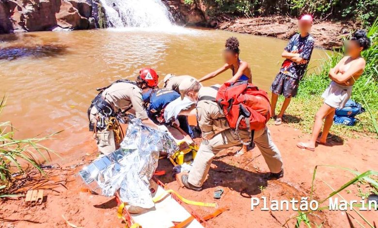 Fotos de Homem é socorrido de helicóptero após bater a cabeça ao saltar em cachoeira