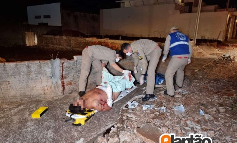 Fotos de Homem é socorrido em estado grave após levar cinco facadas da própria companheira em Maringá