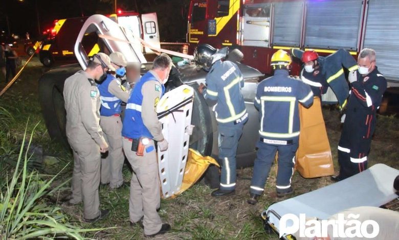 Fotos de Homem fica ferido após perder controle da direção e capotar carro, em Maringá