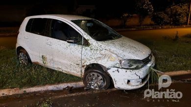 Fotos de Homem fica ferido após ser ejetado de carro em capotamento, em Maringá