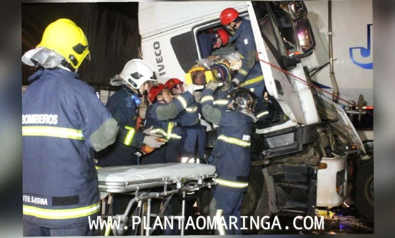 Fotos de Homem fica preso nas ferragens após colisão entre duas carretas em Sarandi