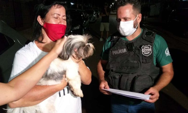 Fotos de Homem é flagrado agredindo cachorro em Sarandí