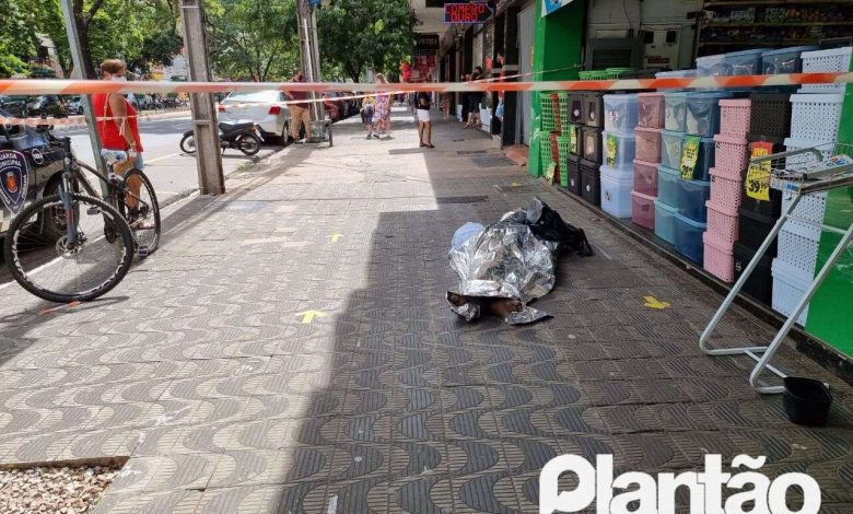 Fotos de Homem morre no centro de Maringá após ter um mal súbito