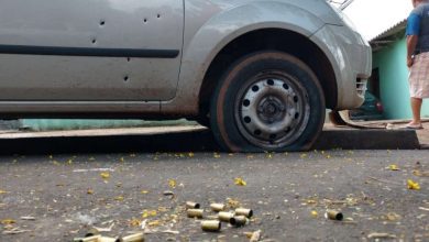 Fotos de Homens tem carro crivado de balas após tentativa de homicídio em Maringá