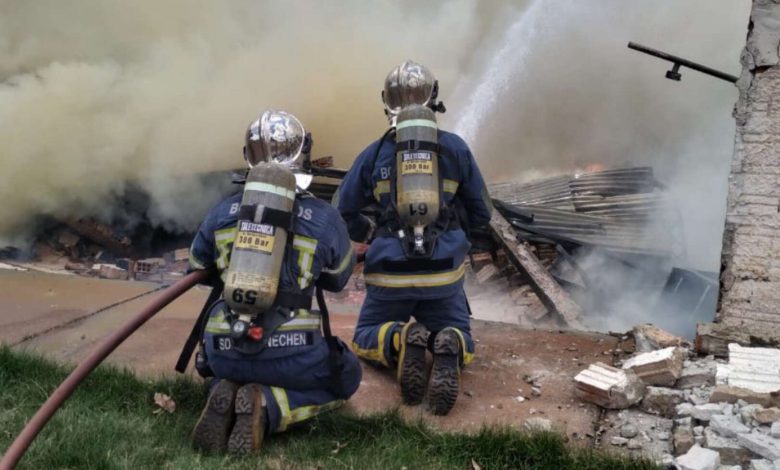 Fotos de Incêndio de grandes proporções atinge fábrica em Sarandi