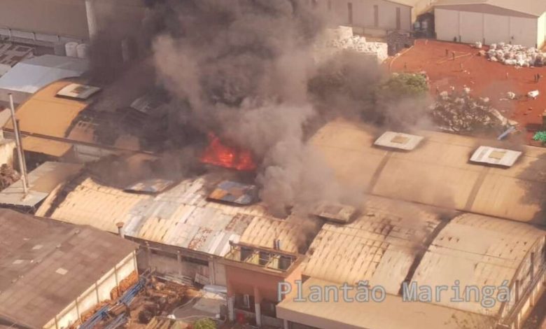 Fotos de Incêndio de grandes proporções em fábrica de borracha em Maringá