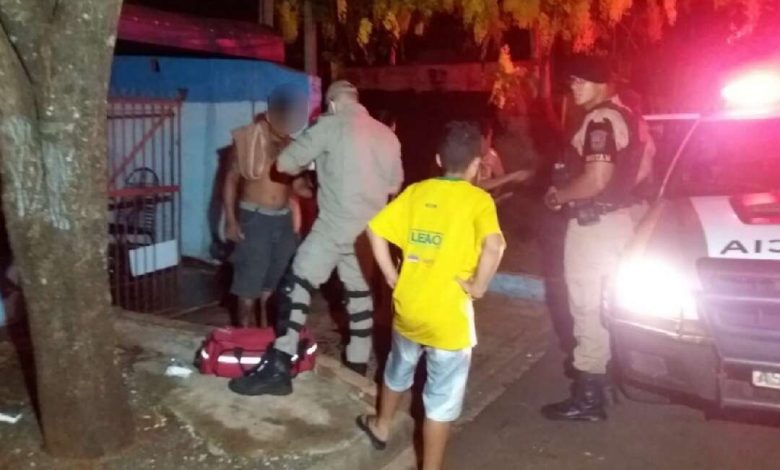 Fotos de Irmãos são esfaqueados após briga de vizinhos em Sarandi