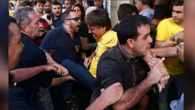 Fotos de Jair Bolsonaro sofre atentado a faca durante ato de campanha em juiz fora, diz Polícia Militar de Minas