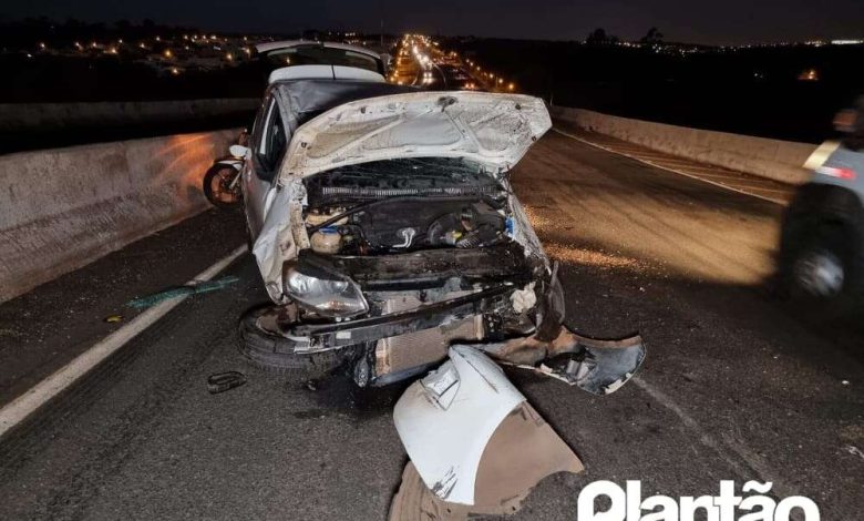 Fotos de Mãe e o filho de 7 anos ficam feridos após capotar carro no contorno norte em Maringá