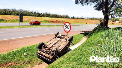 Fotos de Mãe e filho de 12 anos ficam feridos após carro capotar próximo à Iguatemi