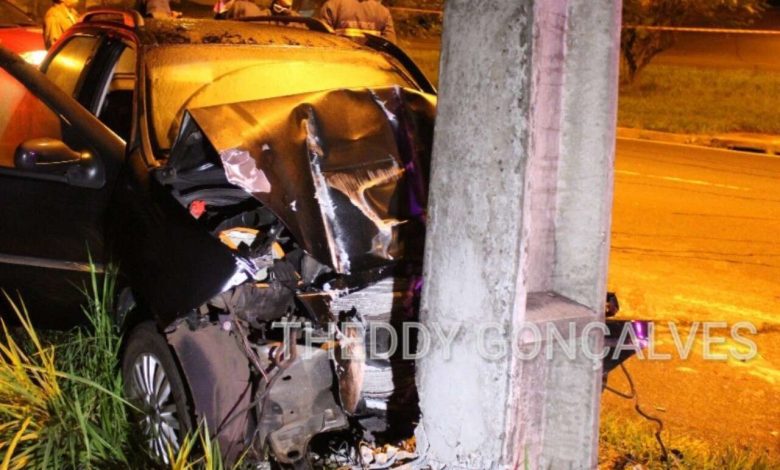 Fotos de Maringá; mulher é socorrida inconsciente após bater carro em poste