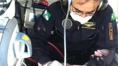 Fotos de Médico distrai criança com celular durante transporte de helicóptero