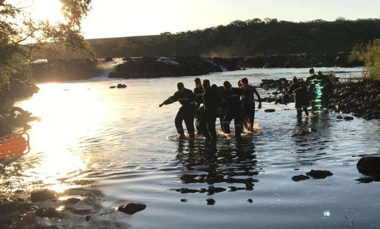 Fotos de Operador médico do helicóptero salta da aeronave para salvar vítima de afogamento no Rio Ivaí, em Floresta