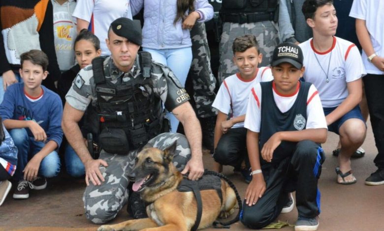 Fotos de Menino envia carta ao pelotão de choque e recebe visita dos policiais militares em sua escola