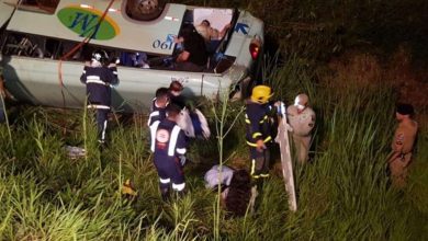 Fotos de Micro-ônibus com funcionários da jbs tomba e deixa dois mortos e vários feridos em Campo Mourão