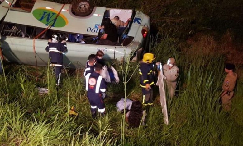 Fotos de Micro-ônibus com funcionários da jbs tomba e deixa dois mortos e vários feridos em Campo Mourão