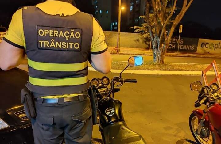 Fotos de Moto com mais de R$ 20 mil em multas e débitos é apreendida durante blitz em Maringá