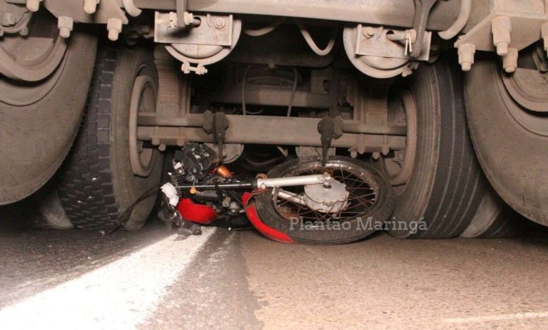 Fotos de Moto é arrastada por caminhão após colisão e motociclistas ficam gravemente feridos em Sarandi