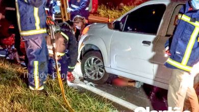 Fotos de Motoboy de Maringá fica preso embaixo de carro após colisão na rodovia BR-376 em Marialva