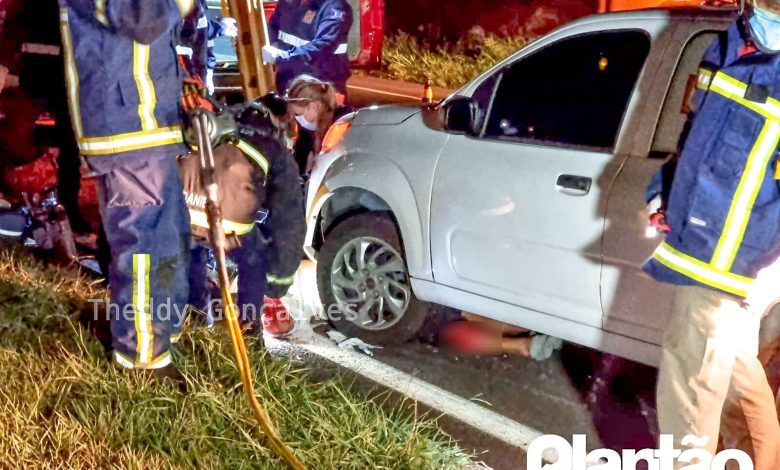 Fotos de Motoboy de Maringá fica preso embaixo de carro após colisão na rodovia BR-376 em Marialva